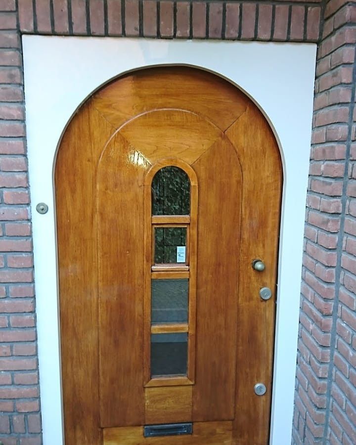 Houten voordeur met rondboog, blank gelakt in hoogglans